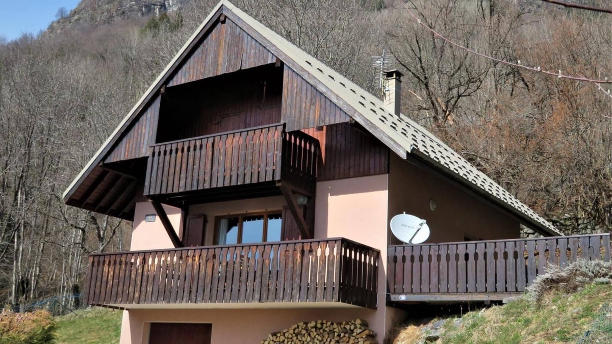 Vaujany Ski Chalet | Spacious Chalet, peaceful location, easy access to ski lifts & amenities!