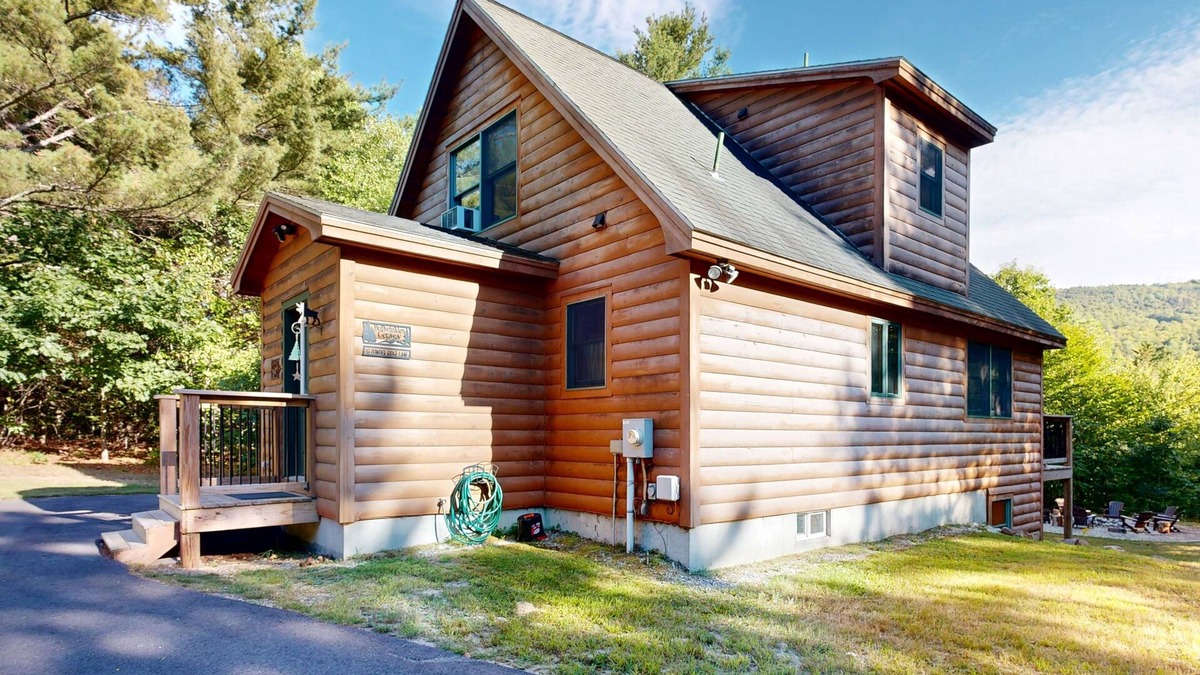 Greenwood House | Spacious Chalet with Pool Room, Foosball, Hot Tub & Skiing at Mt. Abram