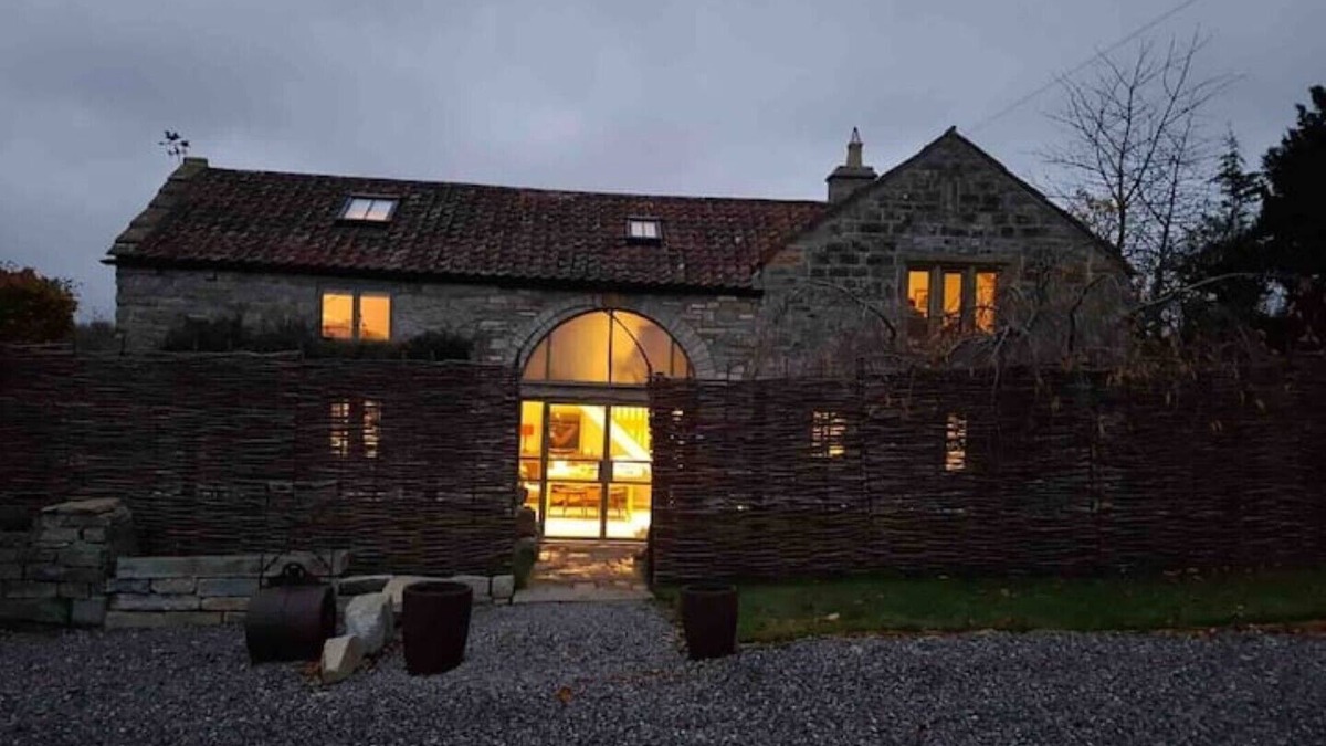 Muchelney House | Spacious Character Barn, sleeps 4, <10mins walk to fab dining pub