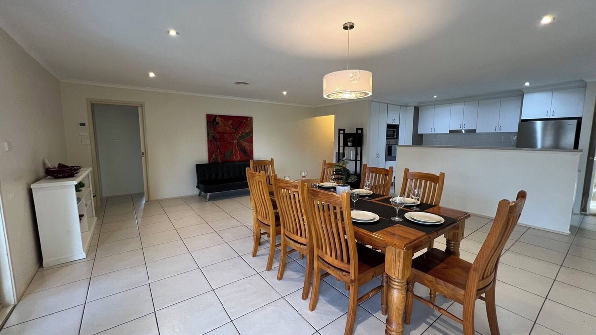 McKellar House | Spacious cheerful and comfortable family home