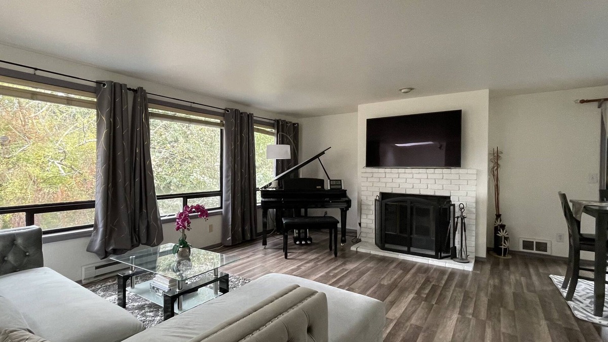 North City House | Spacious, Cheerful, Modern Home 5 BR, 3BA, 2KIT