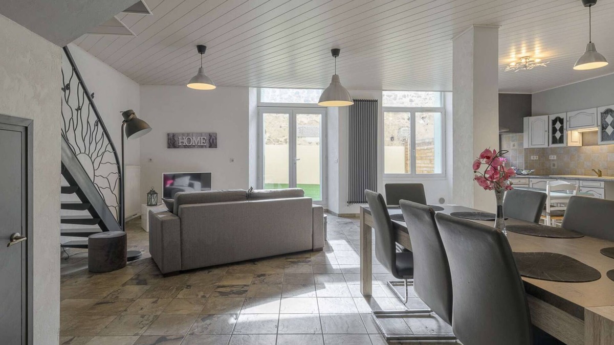 Le Puy-en-Velay Apartment | ★ Spacious ★ City centre ★ Terrace ★ Easy Parking ★ WIFI ★