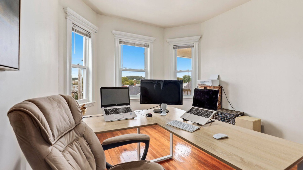 Malden Condo | Spacious Clean Apartment Commuter friendly to City.