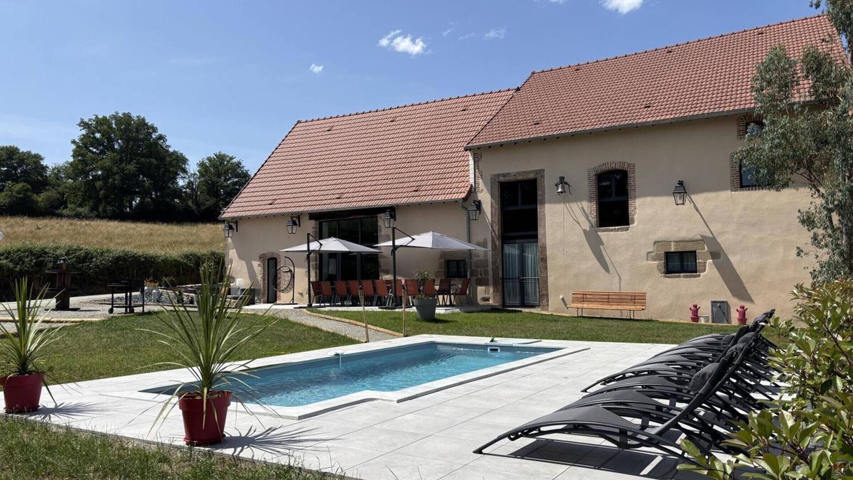 Louroux-Hodement Cottage | Spacious cottage in Auvergne with private pool for 8 guests