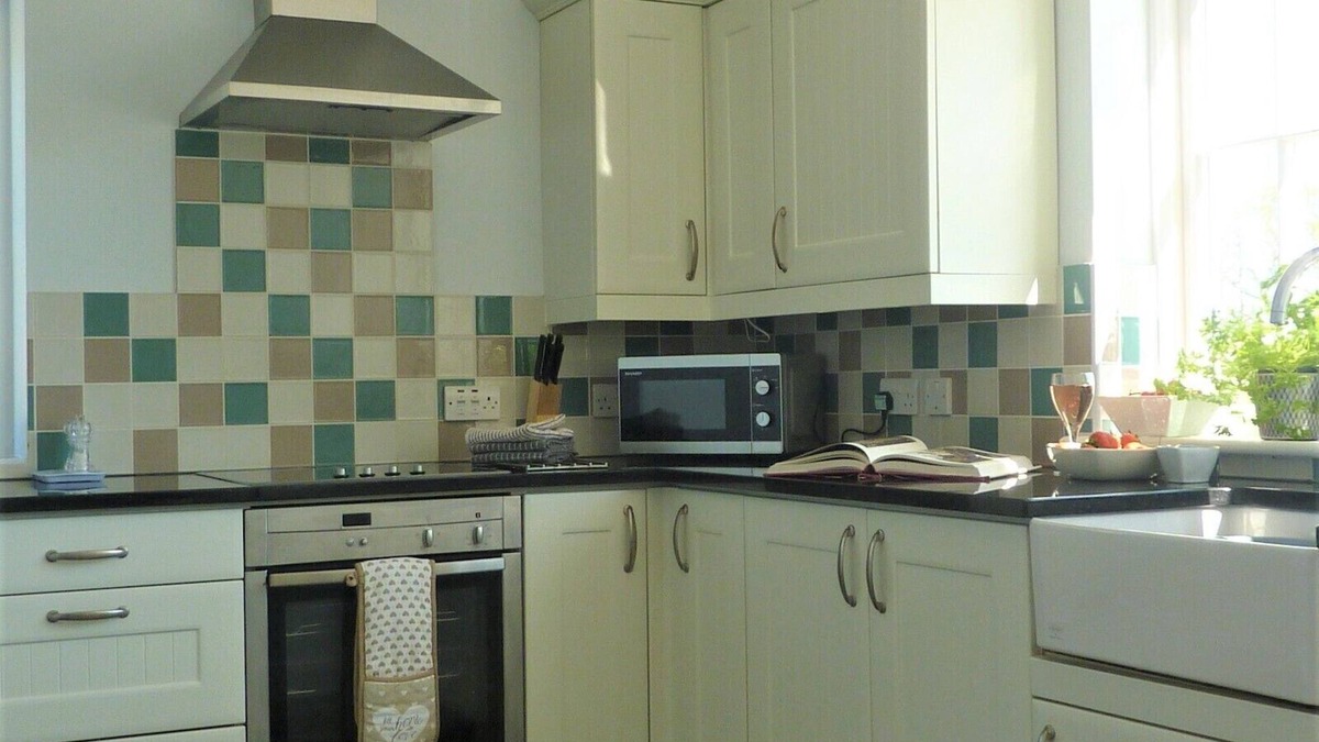 Saint Erth Praze House | Spacious Coastal Retreat nr Porthleven & coast, parking, garden & dog friendly