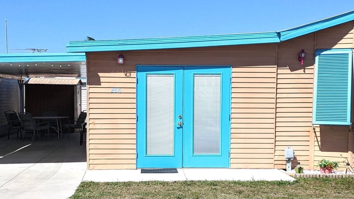 Englewood South House | Spacious colorful 2BR/1BA mobile home in Englewood, sleeps 5, 3 miles to beach