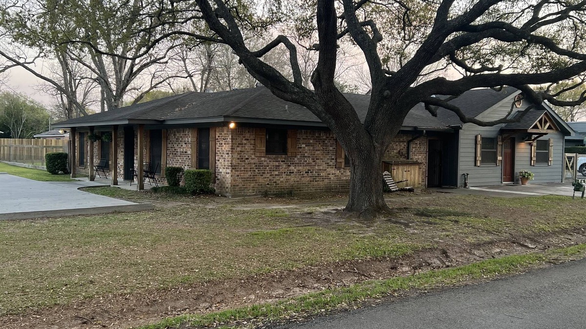Tomball House | Spacious Comfort - Long Term Stays Considered.
