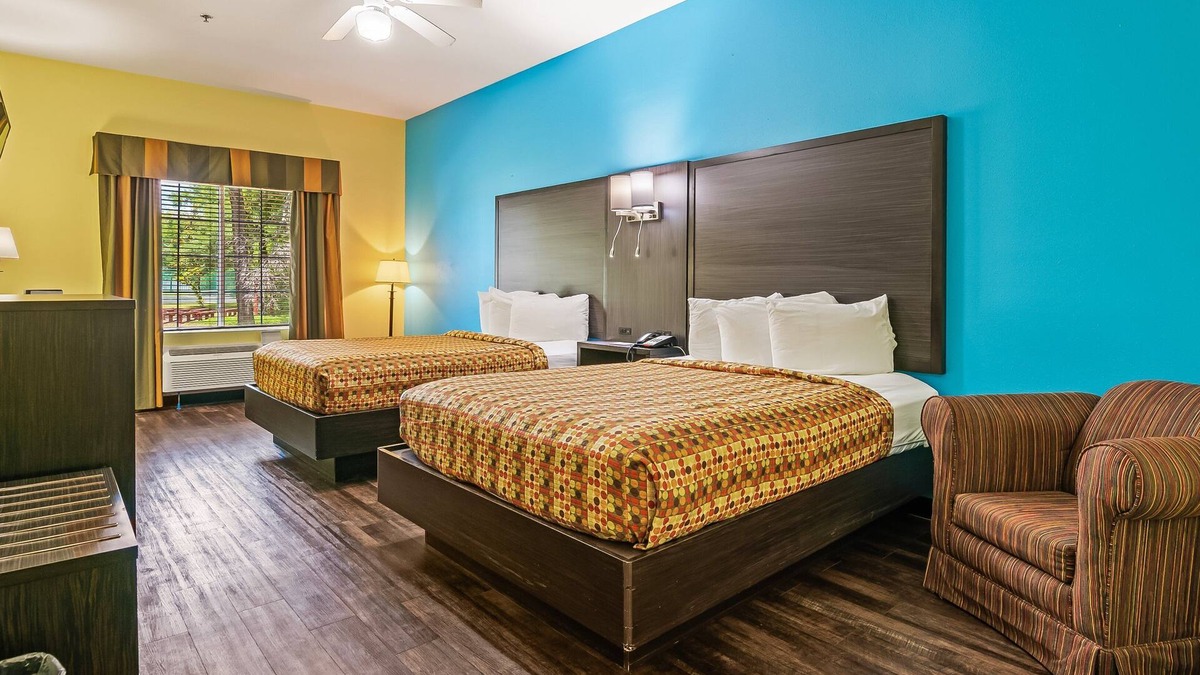 Crawfordville Hotel | Spacious Comfort for Families – 2 Queen Beds, Non-Smoking at Wildwood Inn