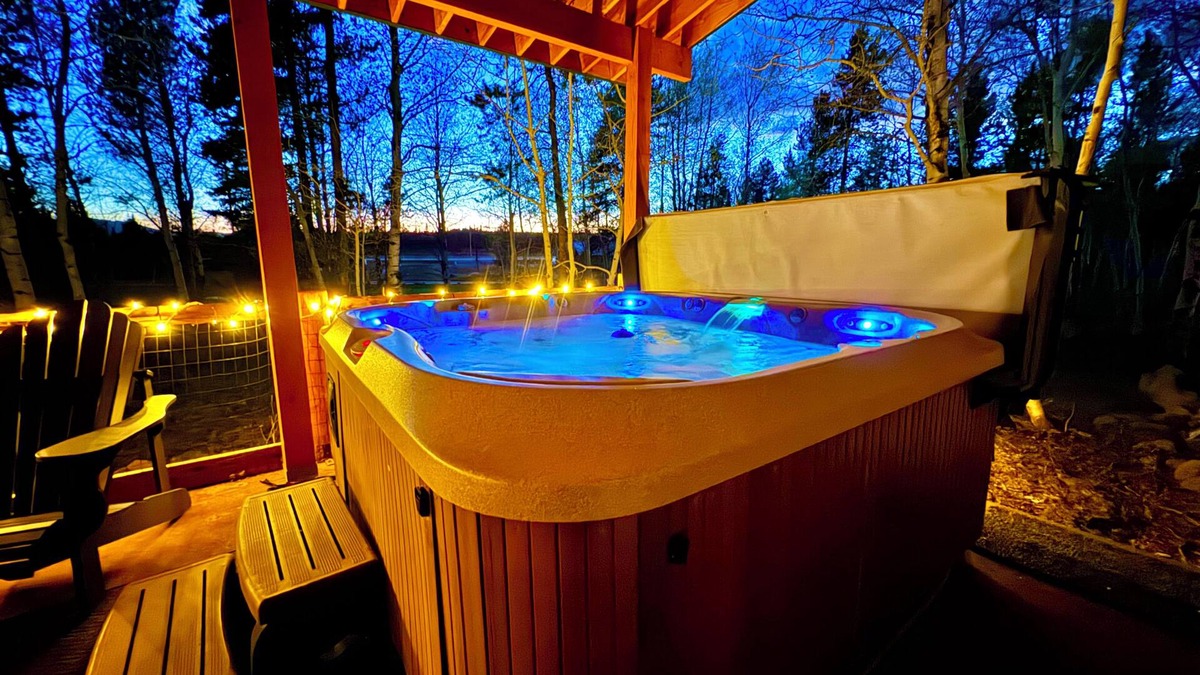 Last Chance Cabin | Spacious comfortable cabin, 33 Miles to Yellowstone, Wi/Fi, Fire Pit, Hot Tub 🦬