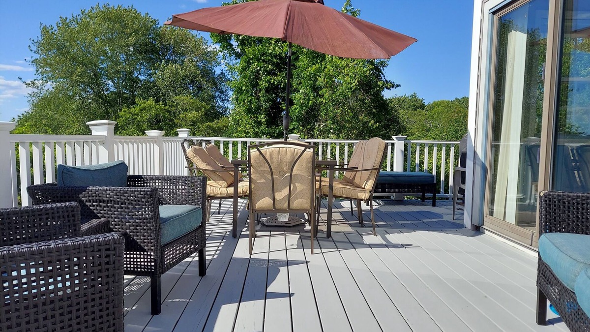 Briggs Farm House | Spacious, comfortable indoor and outdoor seating, amazing sunsets