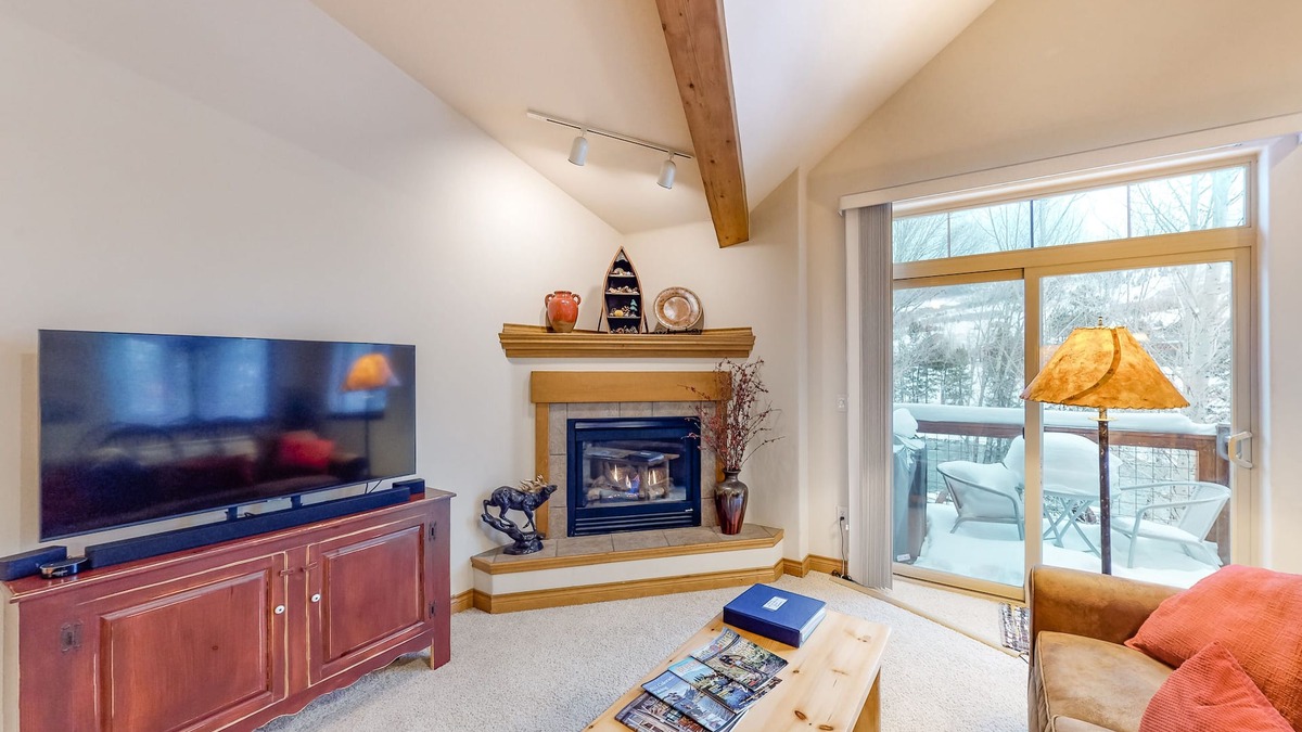 Willow Grove Condo | Spacious Condo on Blue River w/Shared Hot Tub, Water-View Balcony - Near Skiing