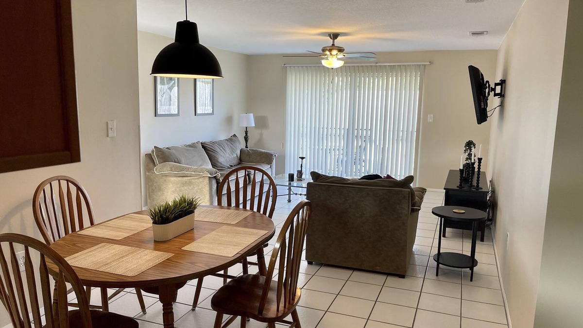 Largo Condo | 🌴 SPACIOUS CONDO W HEATED POOL & NEARBY BEACHES AND AIRPORTS🌴