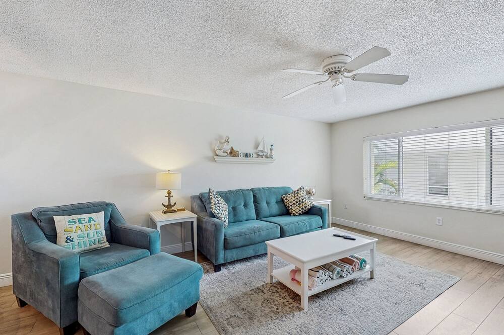 Siesta Key Condo | Spacious condo with work station,WIFI, W/D and full kitchen