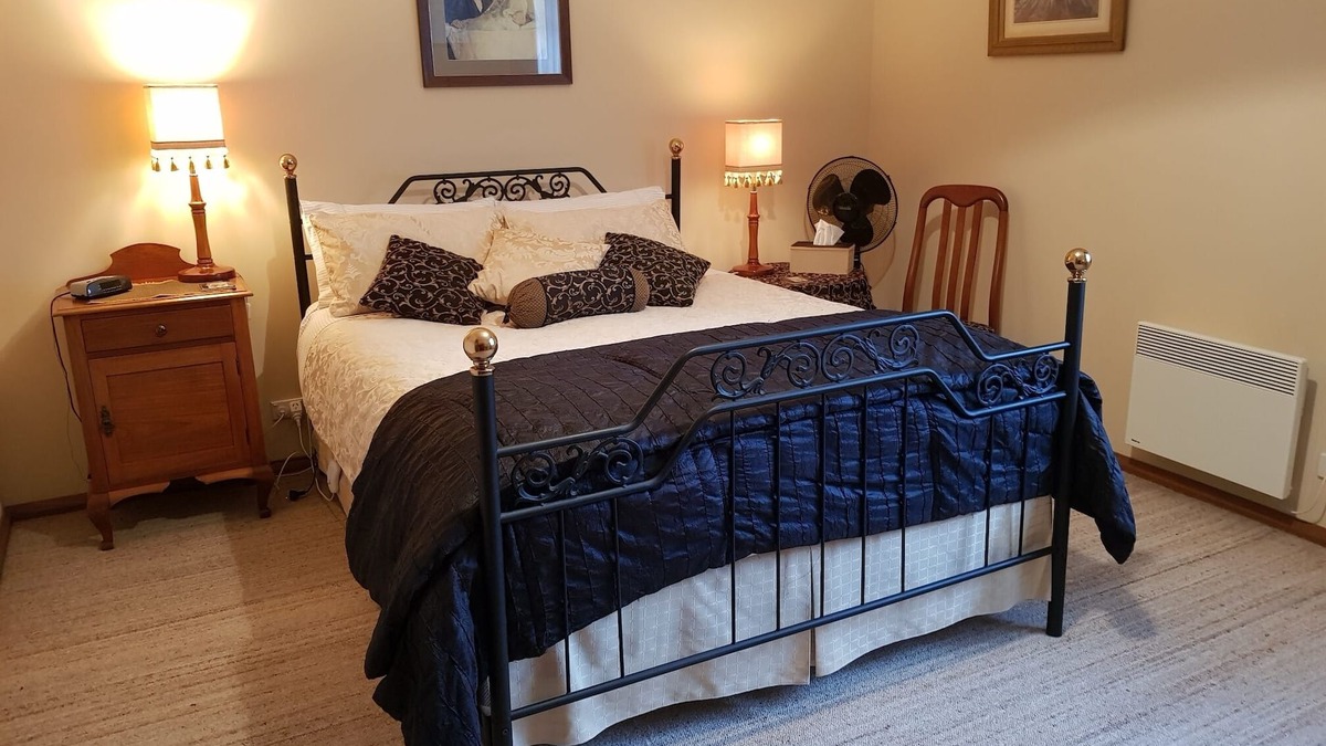 Cambridge House | Spacious conjoined house situated on 40 acres 15 minutes from the Hobart C BD.