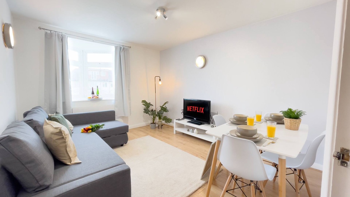 Cheshunt Apartment | Spacious Contractor Flat for Large groups - FREE parking by Tailored Apartments