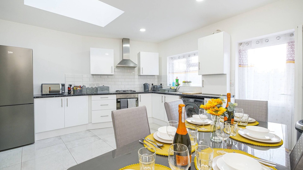 Becontree House | Spacious contractor family groups free parking