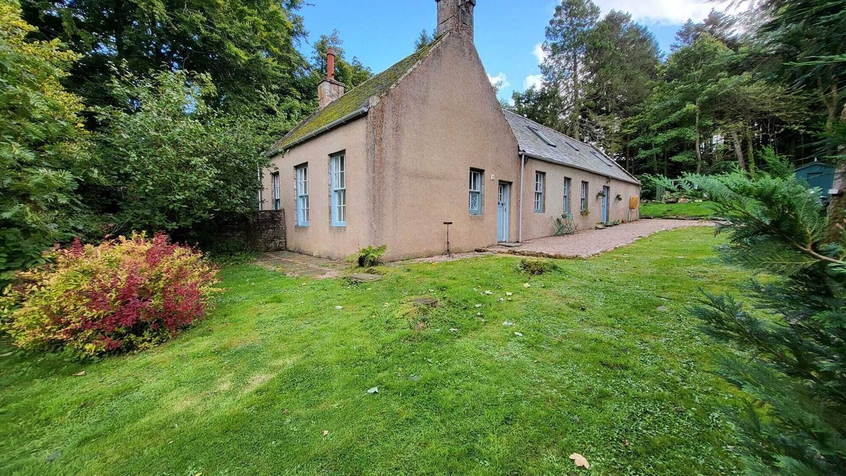 Insch Cottage | Spacious Cottage in Grounds of Scottish Castle