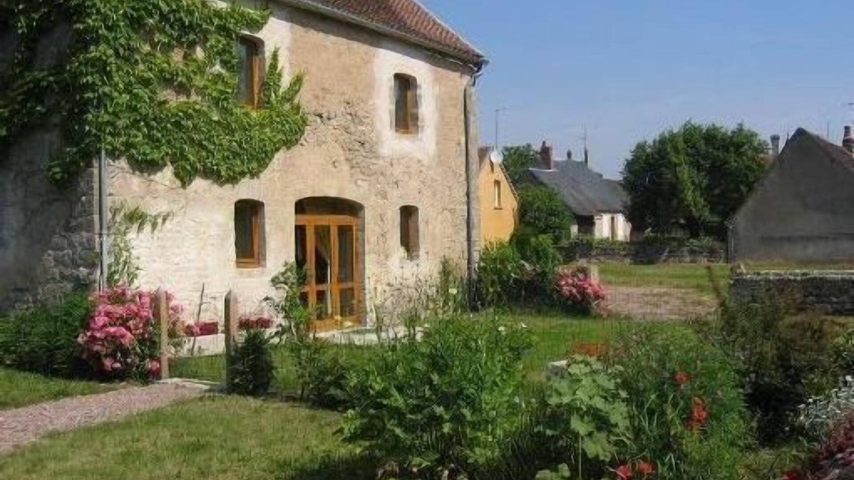 Dirol House | Spacious cottage on the banks of the Nivernais Canal, 5 people, all comfort