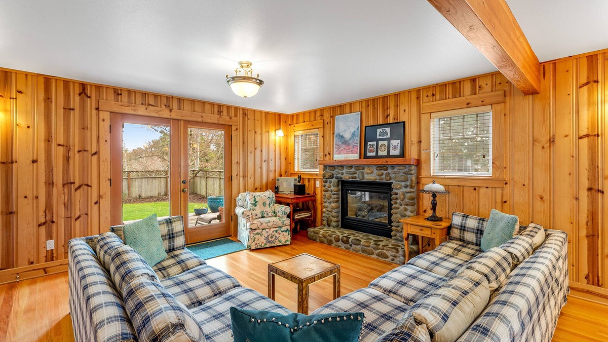 Gearhart Cottage | Spacious Cottage with Enclosed Yard - Walk to the Beach, Weddings Welcome