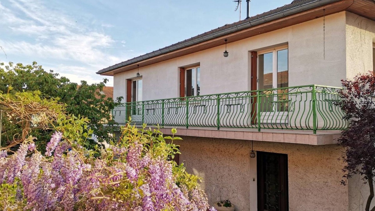 Roanne Cottage | Spacious cottage with terrace, fireplace, wifi and parking in Roanne