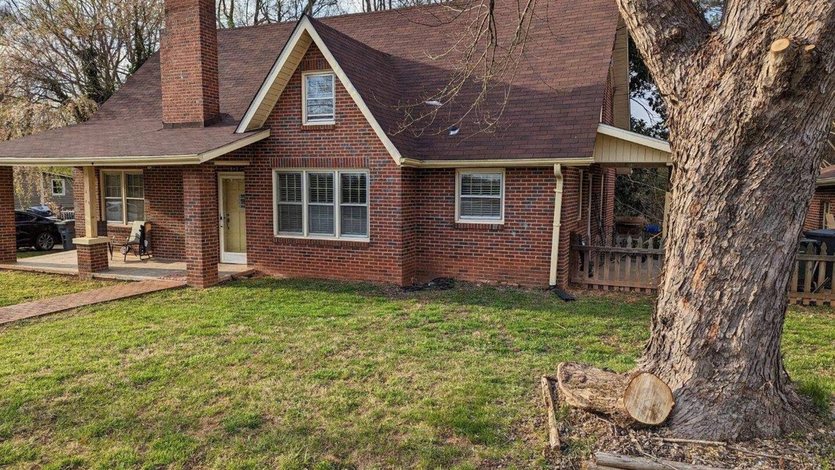 Jonesville House | Spacious Country Comfy Living in Yadkin Valley Wineries, Askew Winery, Downtown!