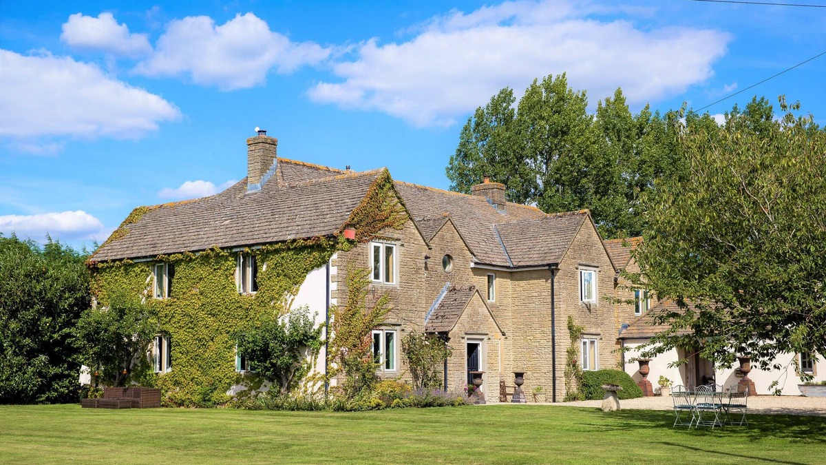 Broad Hinton House | Spacious Country Home with Tennis Court and Hot Tub close to Marlborough