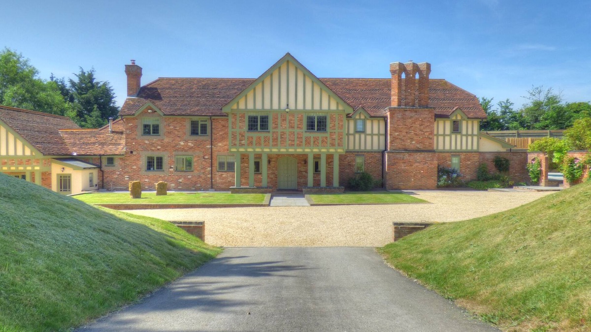Rowde House | Spacious Country House Retreat With Heated Pool
