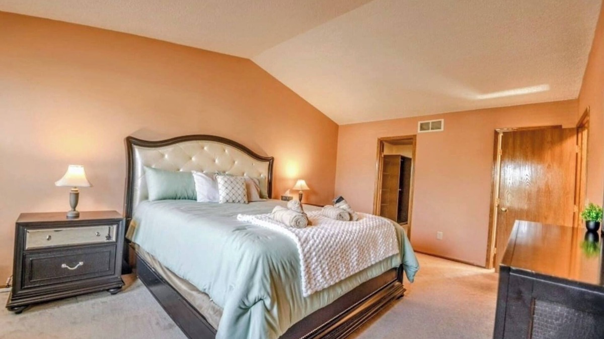 Reynoldsburg House | Spacious Cozy home w/King Master Ste
