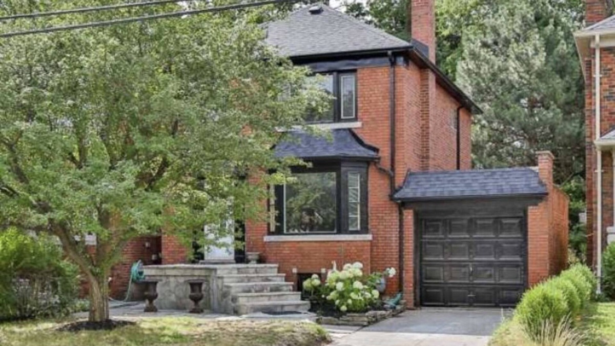 East York House | Spacious, cozy master bedroom in midtown Toronto