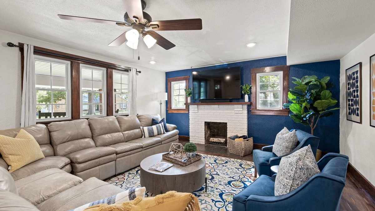 Columbia House | Spacious & Cozy near Downtown ~ HotTub ~ Game Roomn