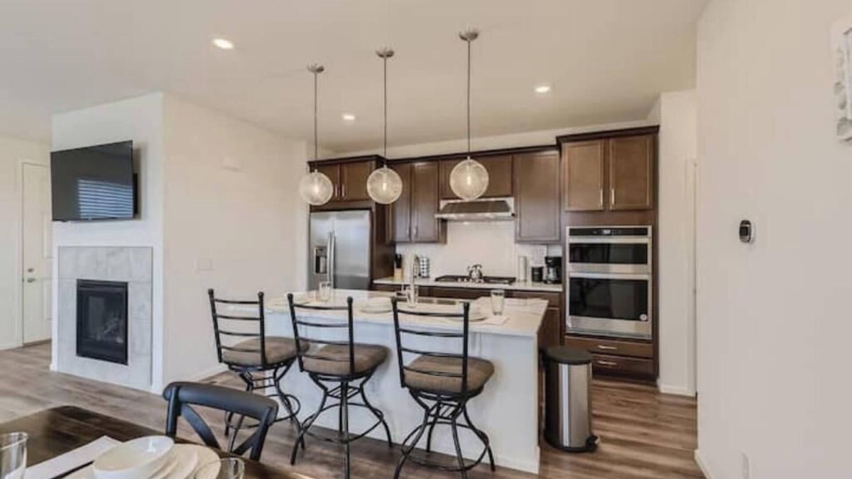 The Pinery House | Spacious Cozy Retreat with Fireplace between Parker & Castle Rock