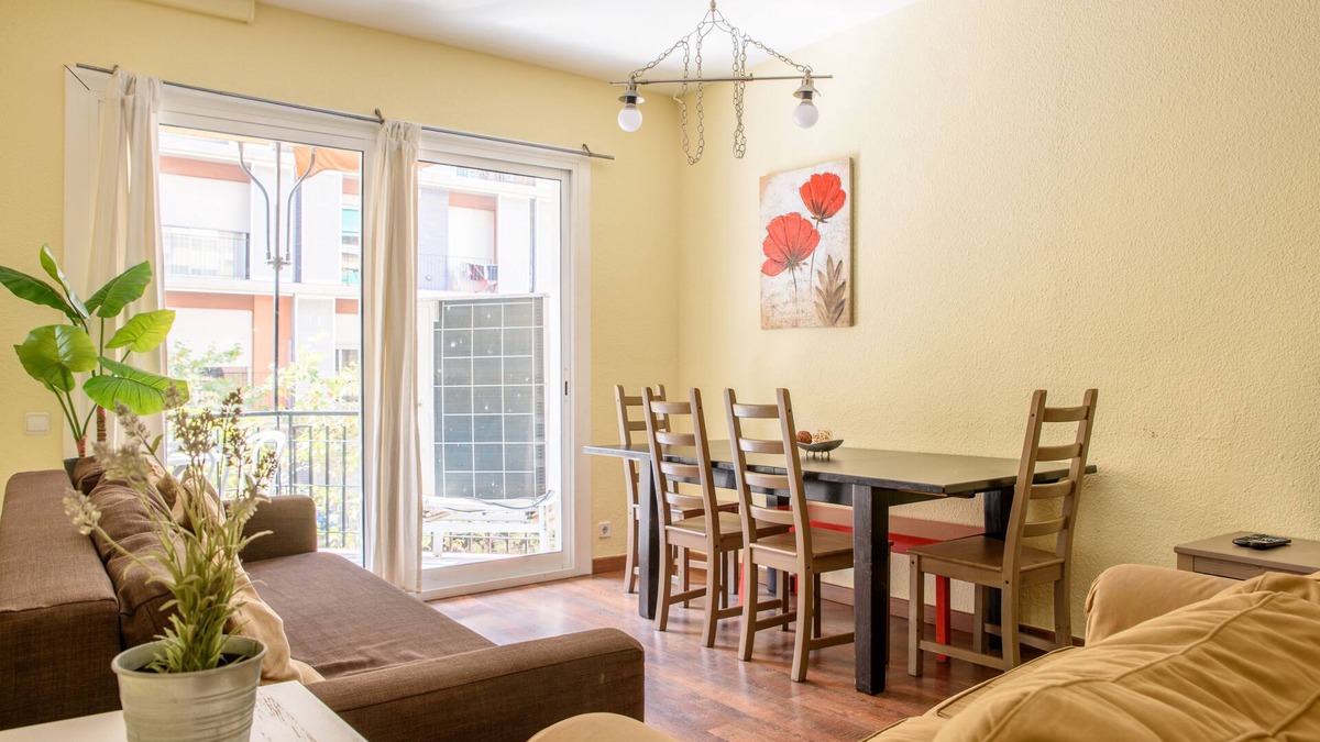 Esquerra de l'Eixample Apartment | Spacious & Design 4Br w/Balcony WIFI + Parking 15m Ramblas Walking Distance