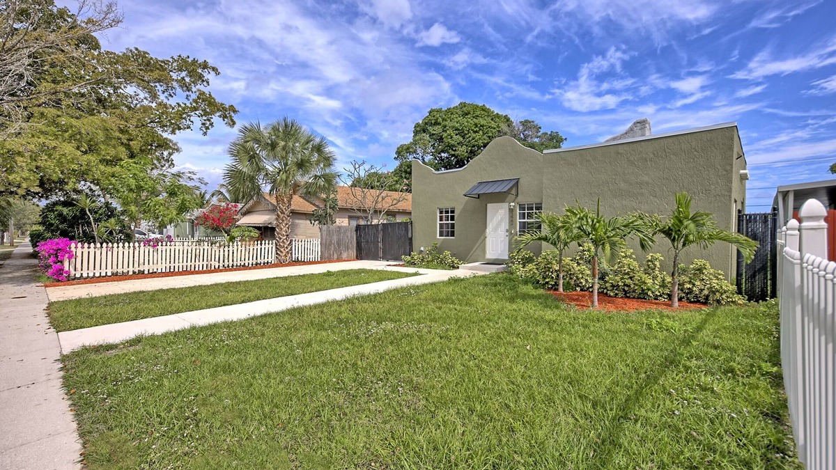 Southwest House | Spacious Designed House -Palm Wave Stays