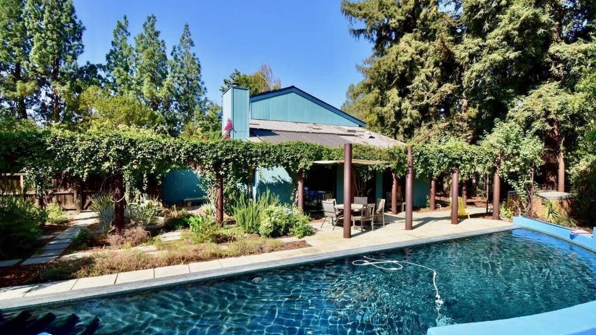 West Davis Manor House | Spacious Designer House with a Garden Yard