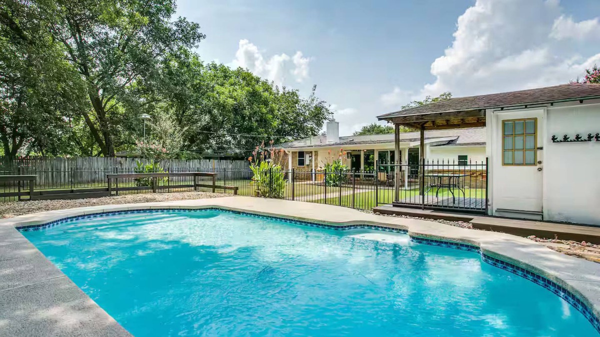 Bedford House | Spacious DFW Hub, Work & Play