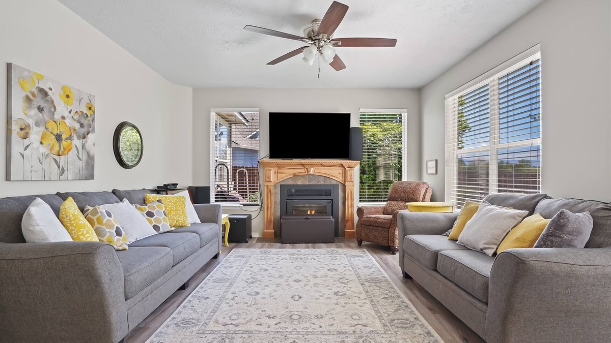 Eagle House | Spacious Downtown Eagle Retreat Perfect for Groups