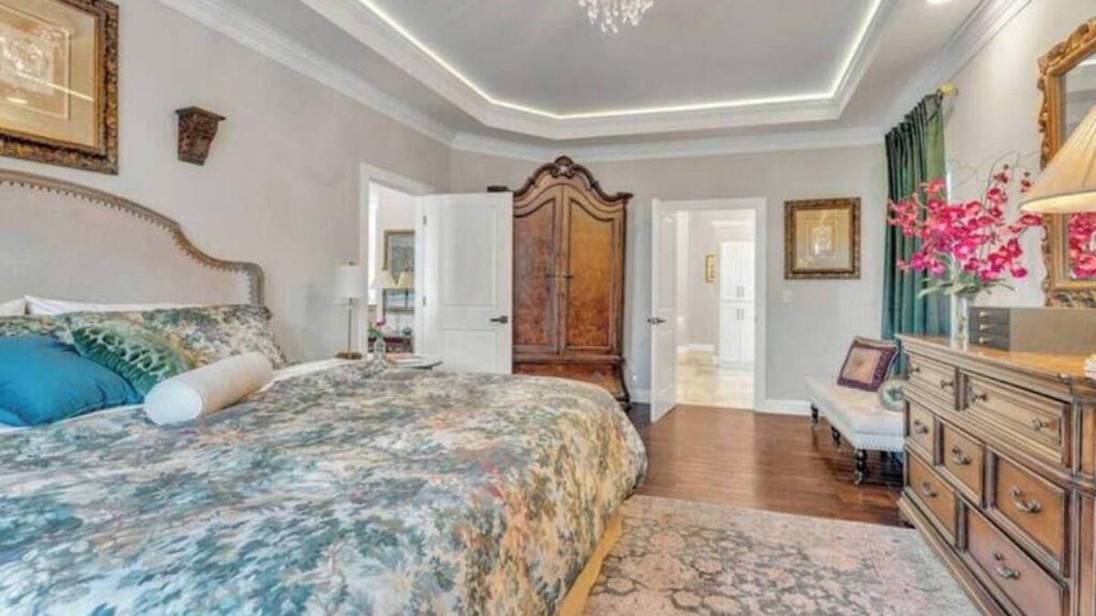 Evansville House | Spacious Downtown Elegance