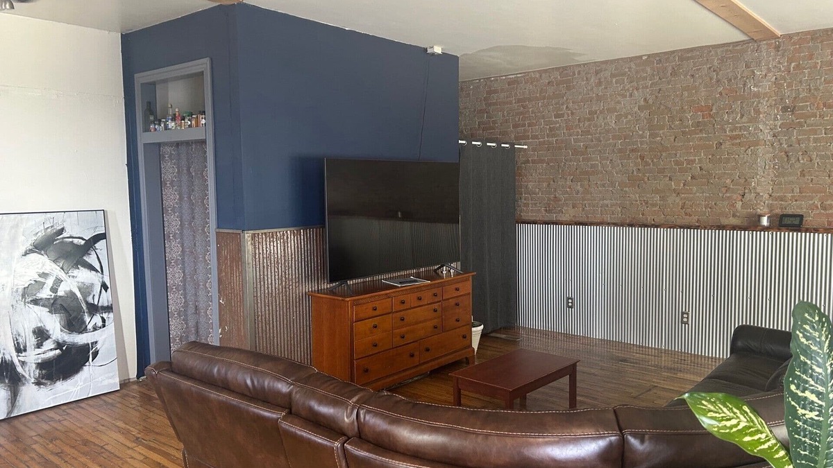 Laurel Apartment | Spacious Downtown Laurel Studio - Pets welcome with Fast Wifi