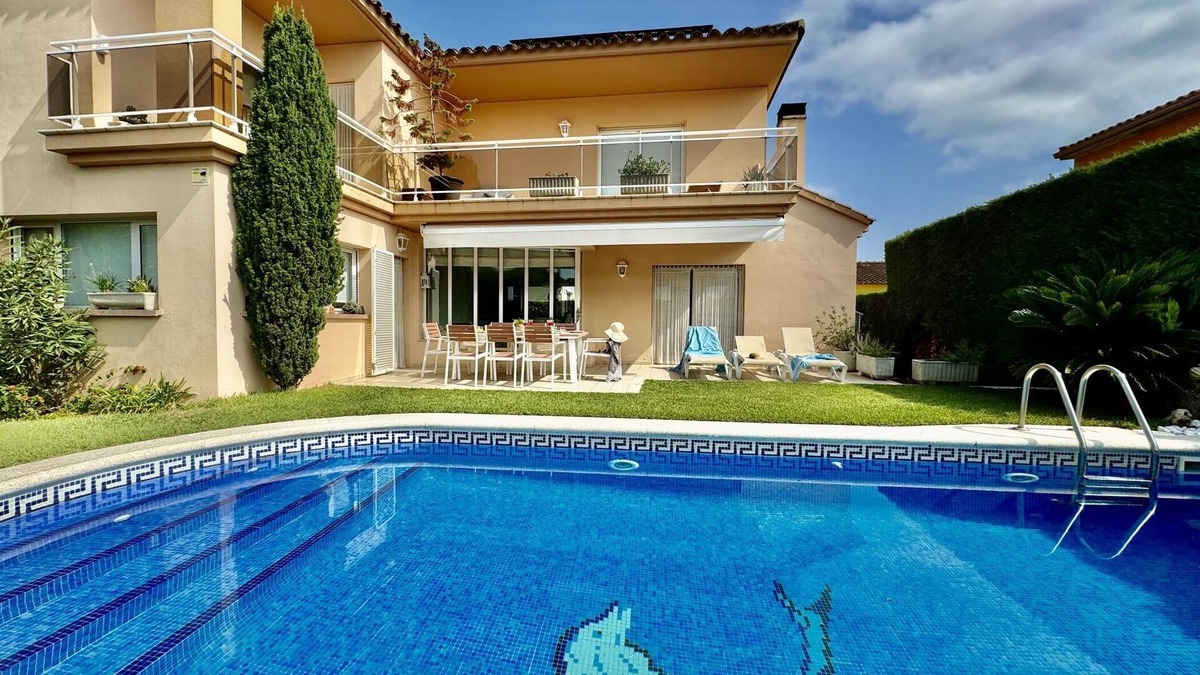 Viladamat Villa | Spacious dream house with pool and garden for the whole family.