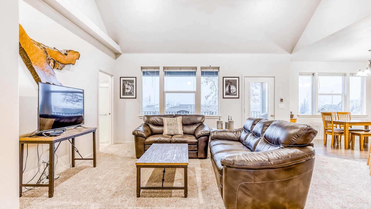 College Place House | Spacious duplex with WiFi & washer/dryer - close to wineries - dogs welcome