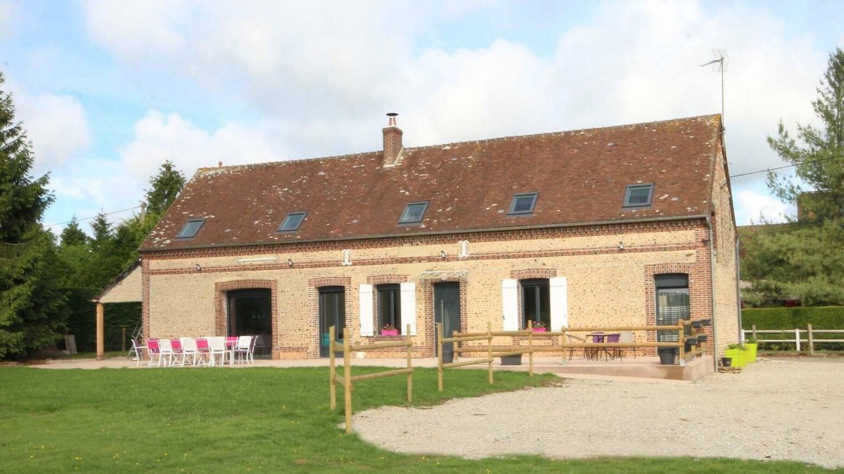 Moussonvilliers Cottage | Spacious Eco-friendly Home with Game Room, Sauna, and Large Garden - Ideal for Family Gatherings