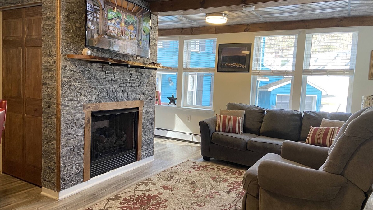 Ashfield Apartment | Spacious & equipped 1 bedroom in historical Carriage House + Deck & BBQ and W/D