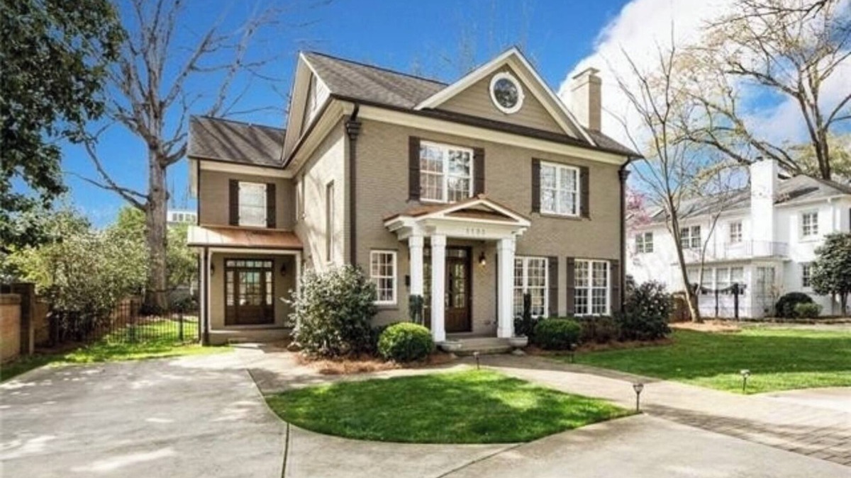 Myers Park House | Spacious Executive Home-5 min to Uptown-Children’s Amenities-Huge Outdoor Space!