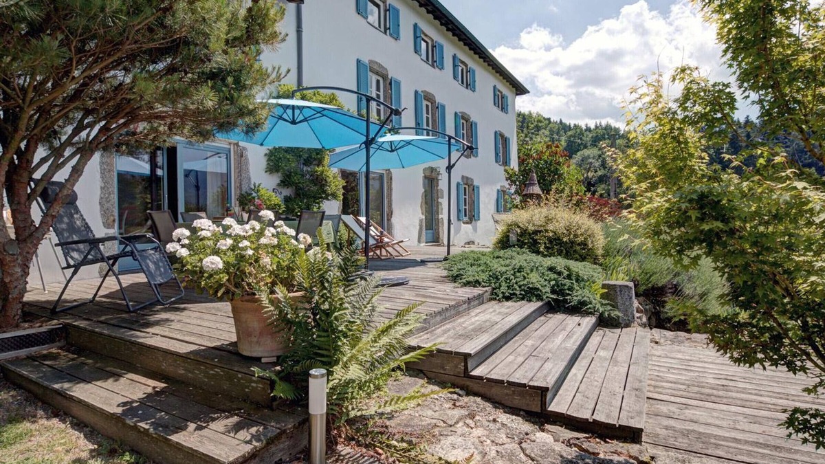 Saint-Jean-la-Vetre Cottage | Spacious family lodge, sleeps 14, charm and comfort