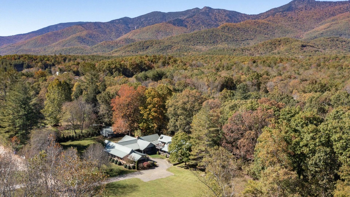 Burnsville Cabin | Spacious, Family Friendly, Luxury Hot Tub, Fireplaces, Theater Room, Pool Table