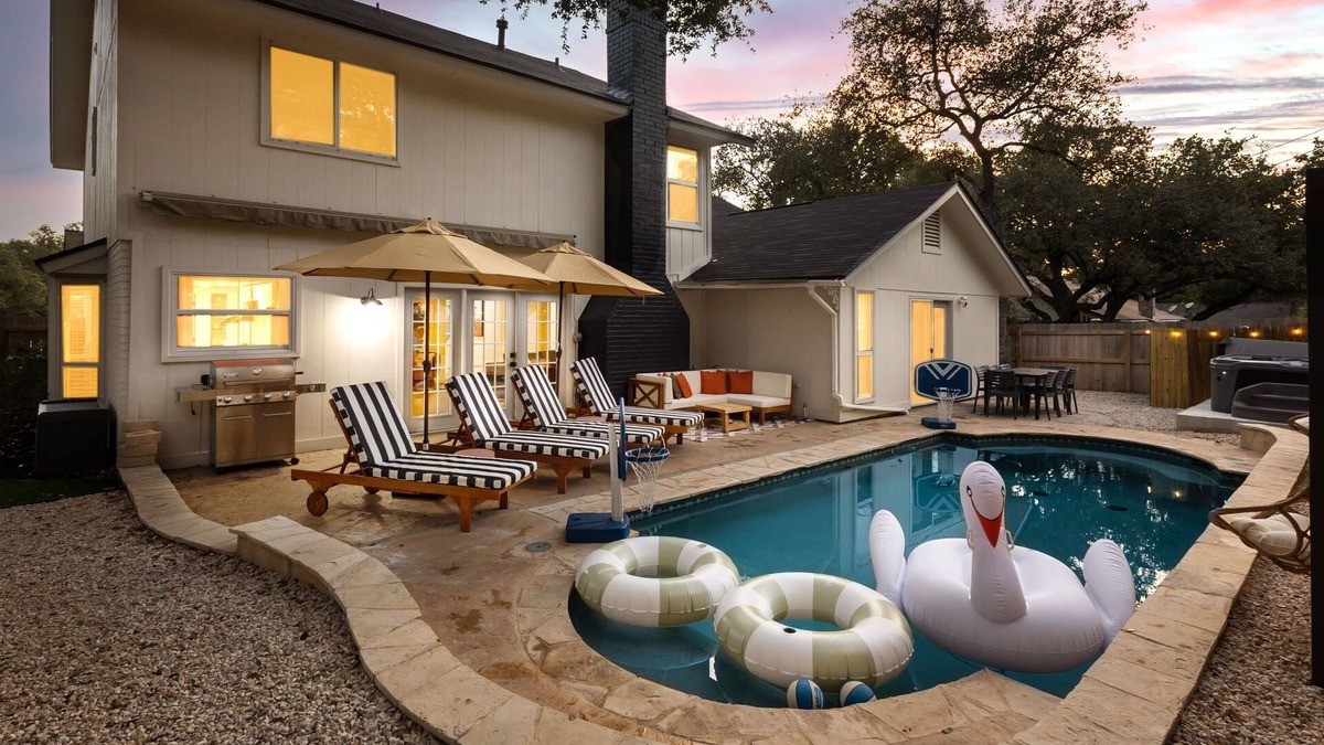 North Central Thousand Oaks House | Spacious Family Getaway w/Heated Pool, Fire Pit, Hot Tub, Movie Theater