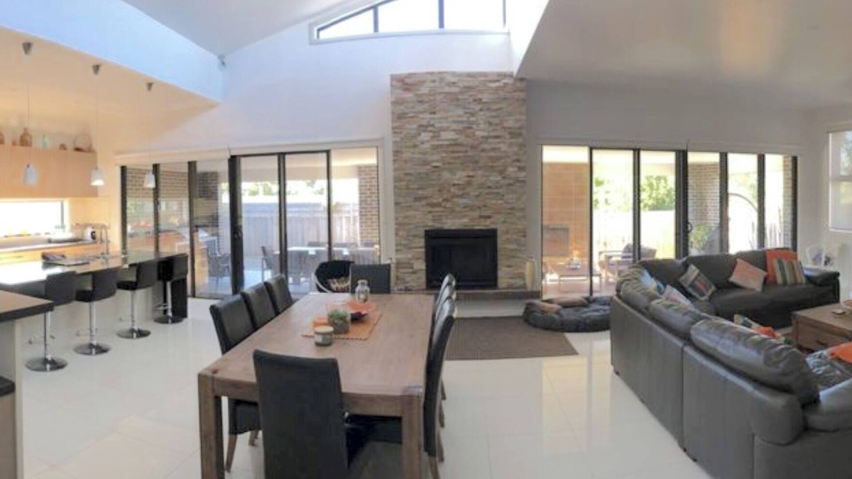 Dromana House | Spacious Family Getaway Indoor/Outdoor living close to beach, shops & wineries