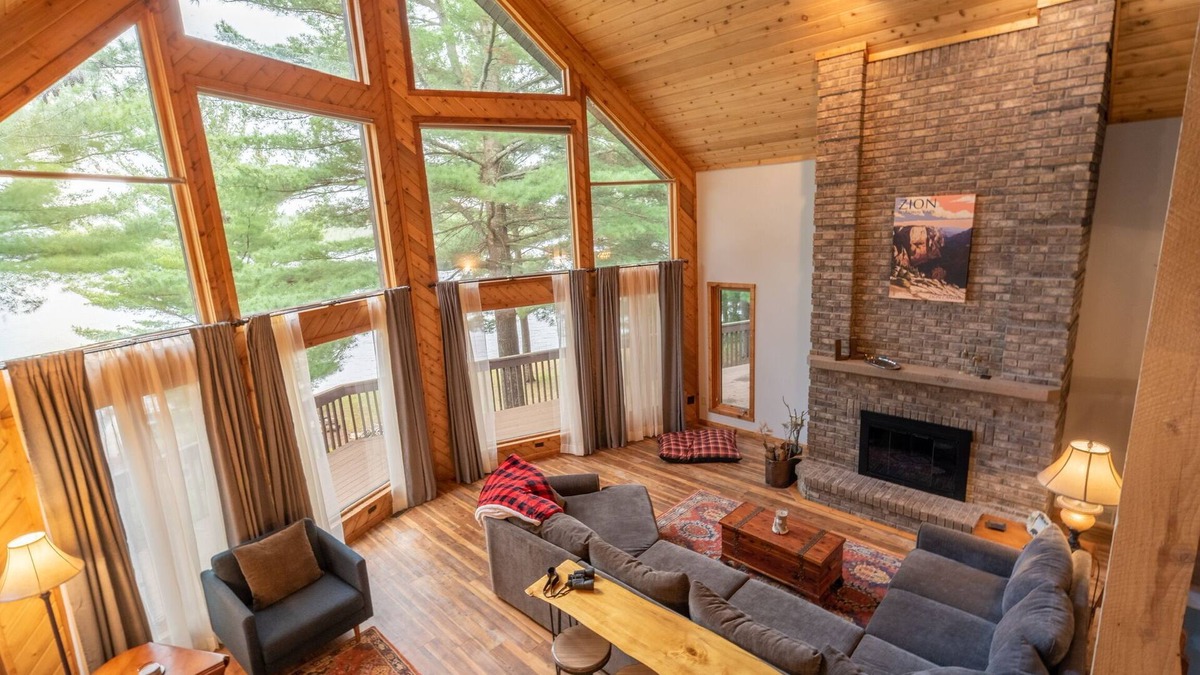 Minong House | Spacious Family Getaway with Pontoon