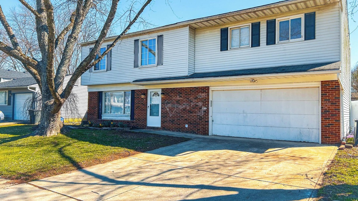 Irwin House | Spacious Family Home - 20 Min To Downtown Columbus. 2 Car Garage & Yard!