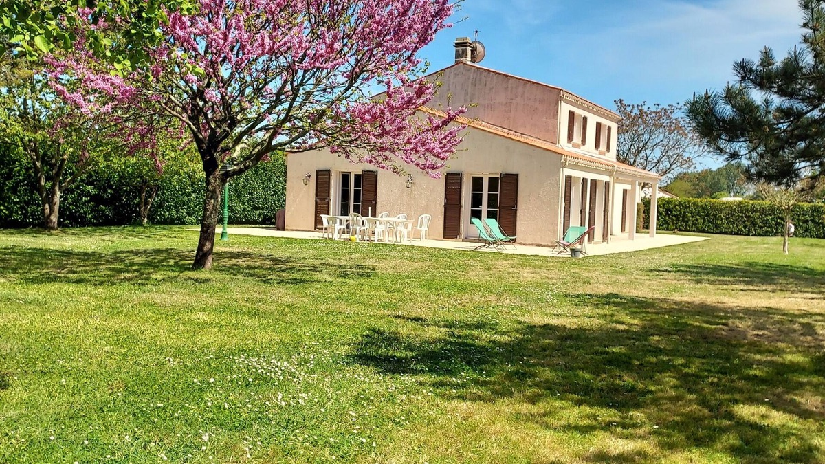 Le Bernard House | Spacious family home by the sea with large garden
